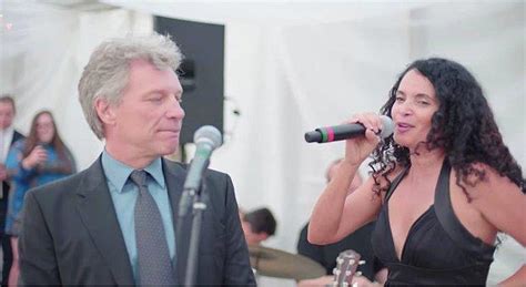 D­ü­ğ­ü­n­d­e­ ­S­a­h­n­e­y­e­ ­Ç­ı­k­a­n­ ­B­o­n­ ­J­o­v­i­ ­­L­i­v­i­n­g­ ­O­n­ ­A­ ­P­r­a­y­e­r­­ ­S­ö­y­l­e­d­i­